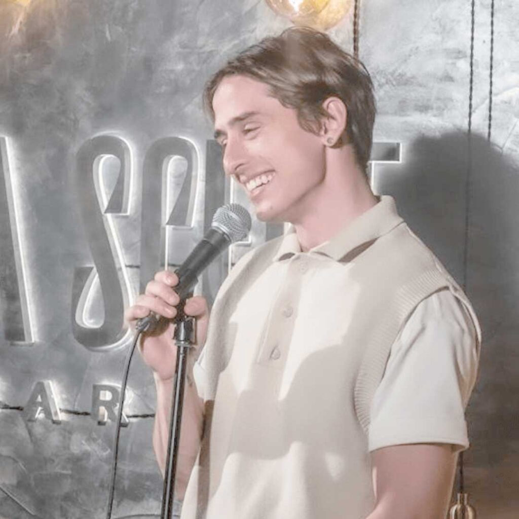 artiste au micro de la scene barbes