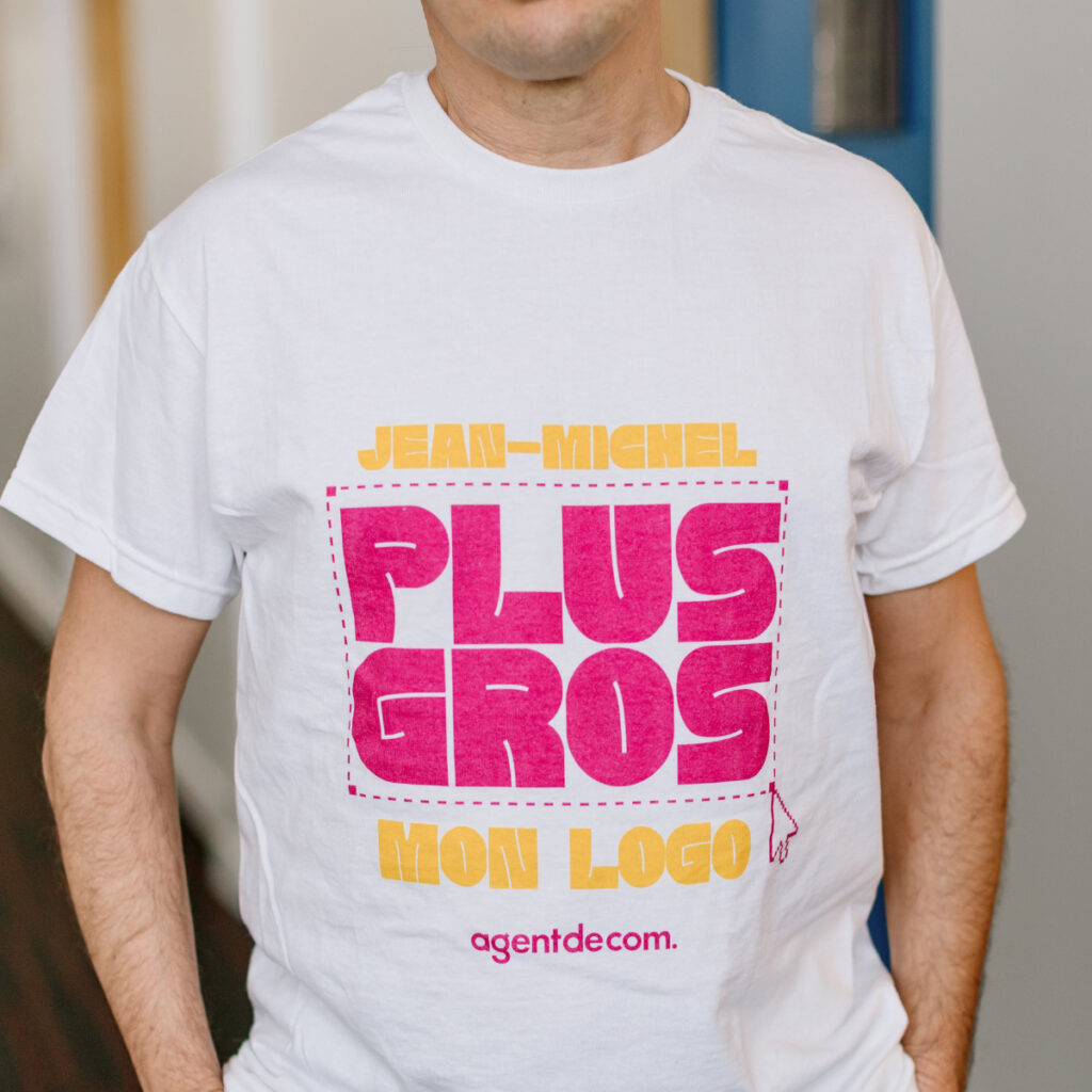 homme avec un tshirt Jean-Michel Plus gros mon logo