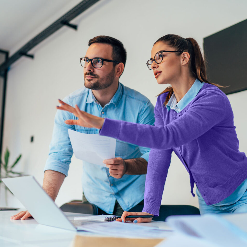personnes en train de travailler