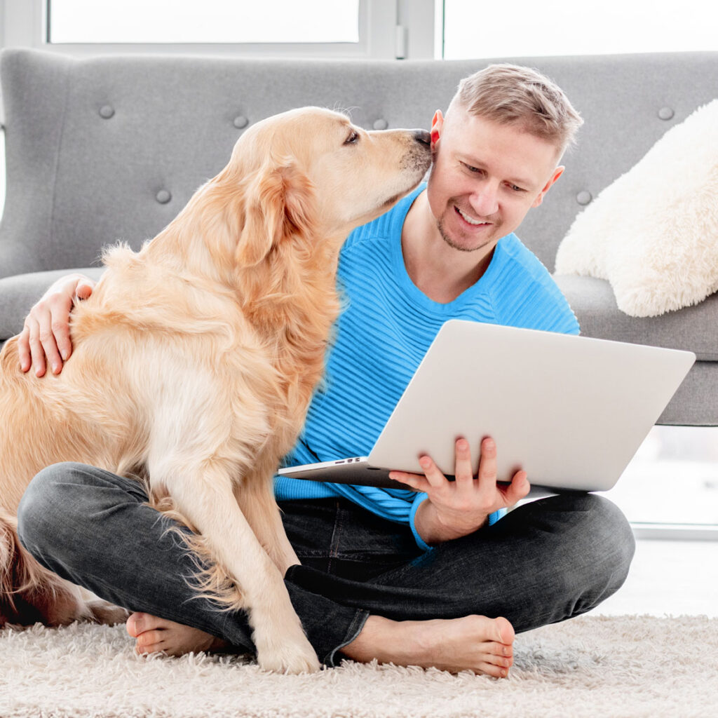 equipe agence avec mascotte chien