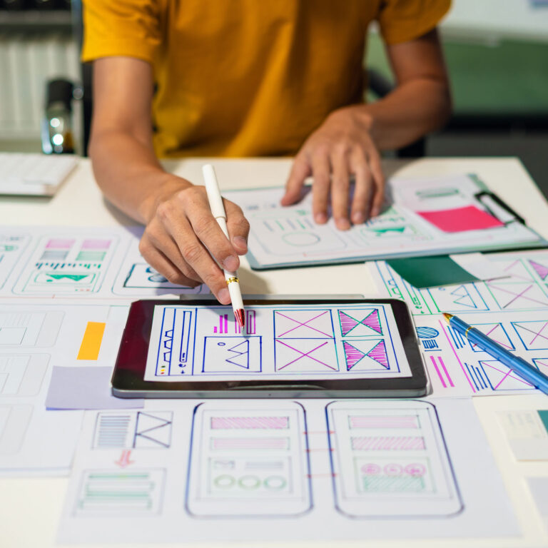 homme en train de travailler sur une maquette de site internet