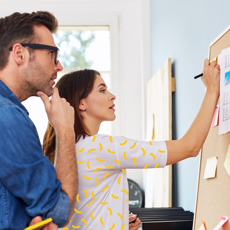 dirigeant et son équipe en train de travailler leur communication